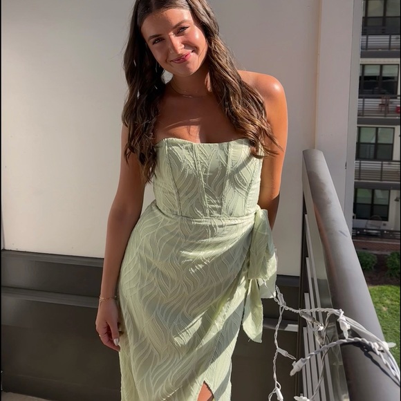 Strapless Dress, ties in a bow, corset top - Picture 3 of 3